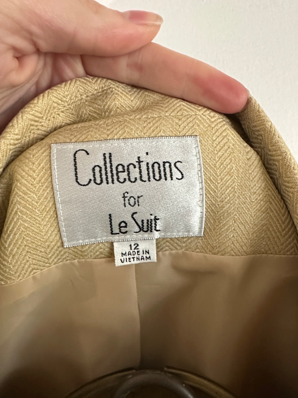 Le Suit Double-Breasted Suit Set in Light Beige - Picture 2 of 13